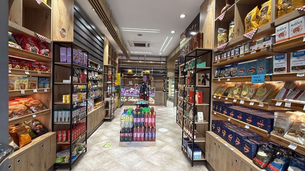 SHITET INVENTAR I PLOTE DYQANI,FRIGORIFERE DHE MOBILJE.