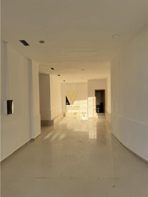 GIVEN SPACE 105 M2 FOR RENT IN STUDENT CITY 900 EURO