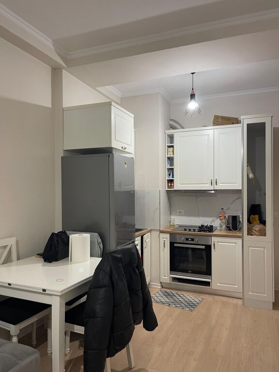 Al Kompleksi Kontakt 21-dhjetori viene affittato un Super Appartamento 1+1.