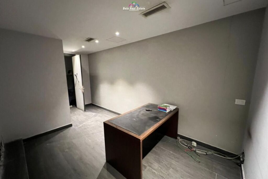 Zyre Me Qera Tek Stadiumi Dinamo (ID BZ2828) Tirane