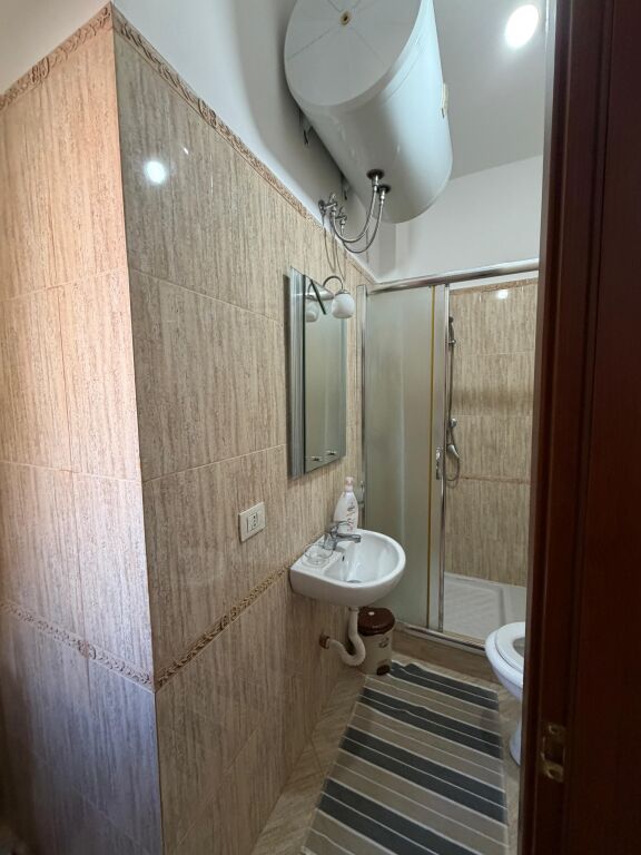 Apartament 2+1+2 Tualete me Qera prane ish rajonit te policise
