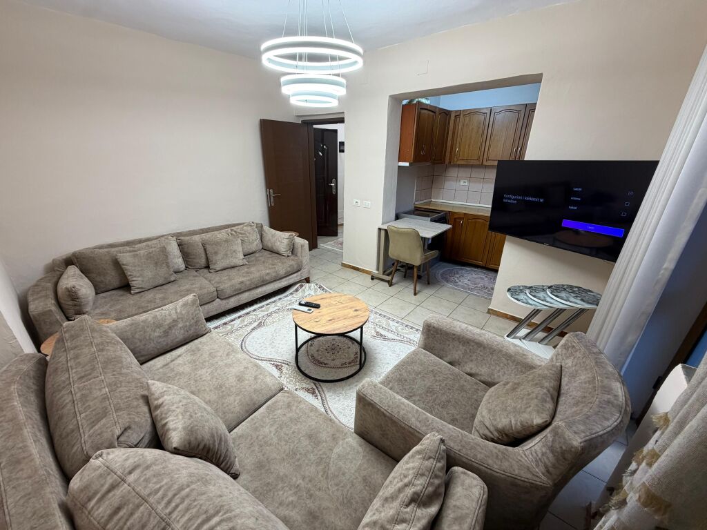 Appartamento 1+1 in affitto 📍 In Via Mine Peza 🏢 3° piano, edificio esistente (senza ascensore) 💶 Prezzo: 60000 leke / mese