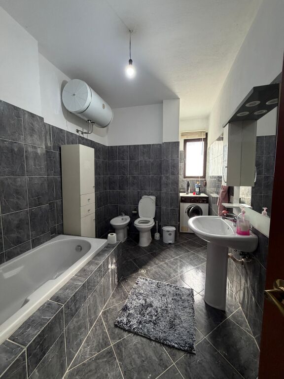 Apartament 2+1+2 Tualete me Qera prane ish rajonit te policise
