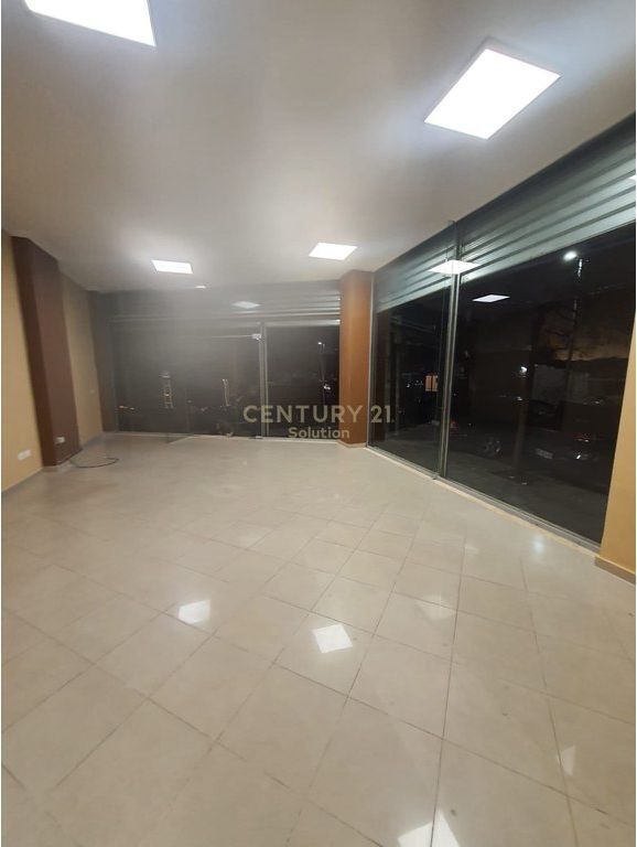 AMBIENT KOMERCIAL PRANE SHKOLLES SAMI FRASHERI ME QERA