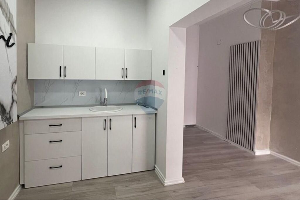 Jepet ambient me qira te Shkolla At Zef Pëllumbi !