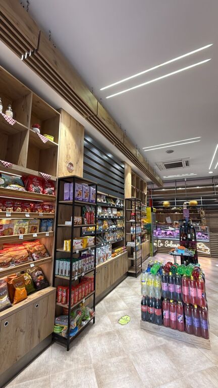 SHITET INVENTAR I PLOTE DYQANI,FRIGORIFERE DHE MOBILJE.