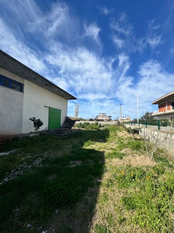 LAND + BUILDING FOR SALE IN AN EXCELLENT LOCATION!
