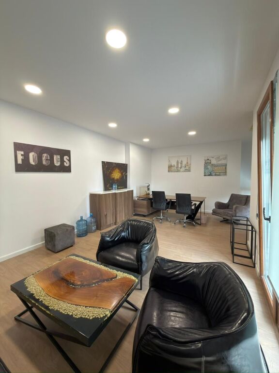 🏢 AMBIENT ZYRASH I MOBILUAR ME QIRA – DELIJORGJI