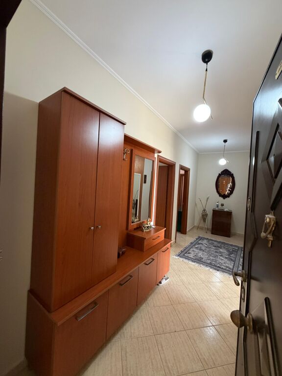 Apartament 2+1+2 Tualete me Qera prane ish rajonit te policise
