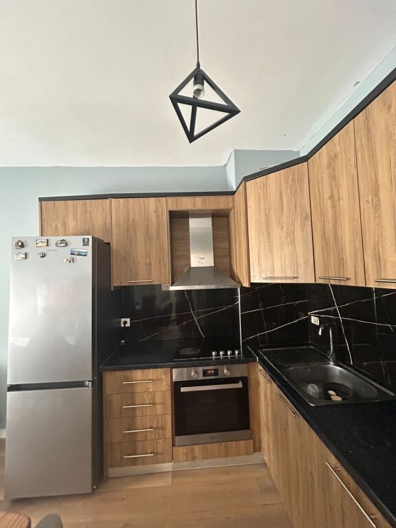 Shitet apartament 1+1 ne Astir tek Bulevardi Migjeni