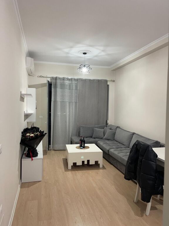 Al Kompleksi Kontakt 21-dhjetori viene affittato un Super Appartamento 1+1.