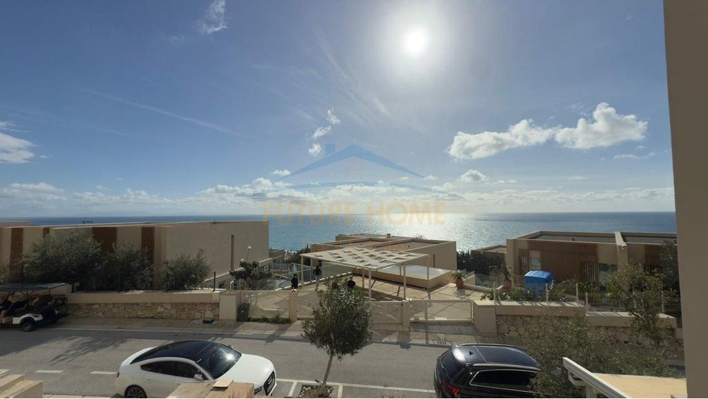 Shes,Vile Small twin,Grean coast ,Palase