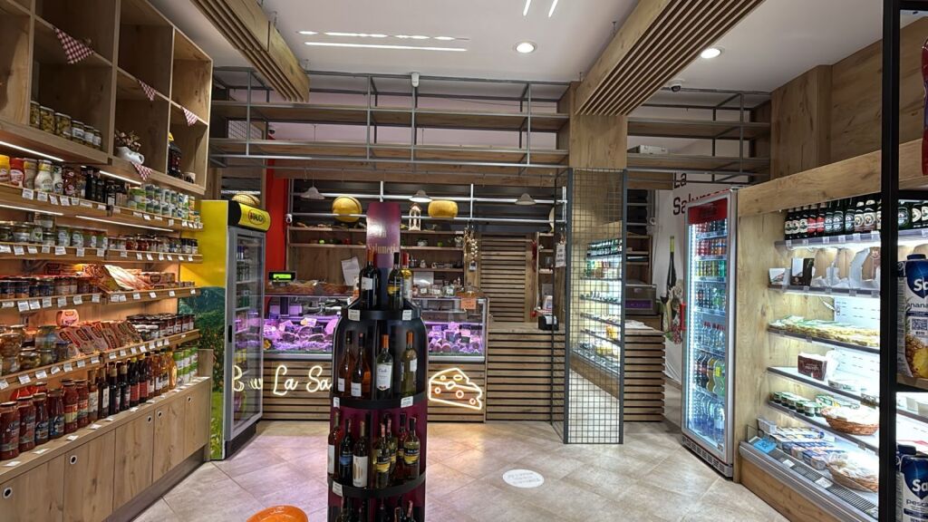 SHITET INVENTAR I PLOTE DYQANI,FRIGORIFERE DHE MOBILJE.