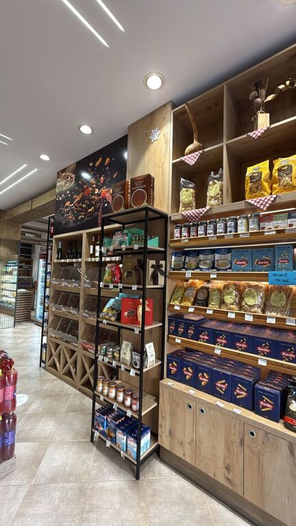 SHITET INVENTAR I PLOTE DYQANI,FRIGORIFERE DHE MOBILJE.