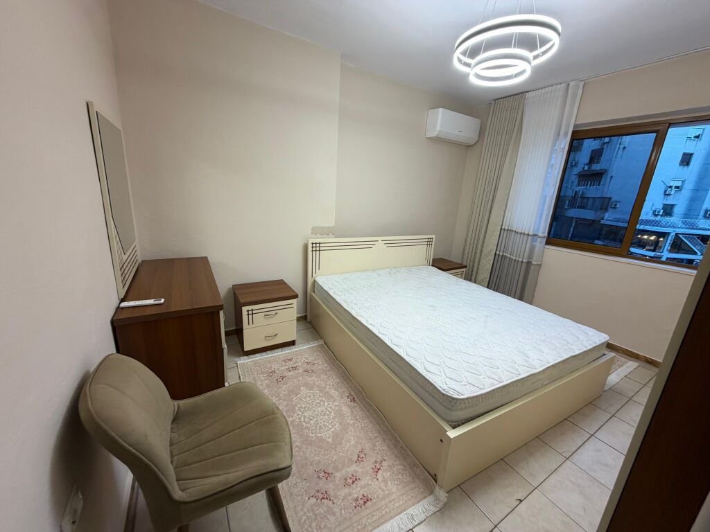 Appartamento 1+1 in affitto 📍 In Via Mine Peza 🏢 3° piano, edificio esistente (senza ascensore) 💶 Prezzo: 60000 leke / mese