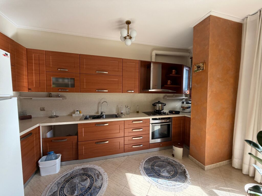 Apartament 2+1+2 Tualete me Qera prane ish rajonit te policise
