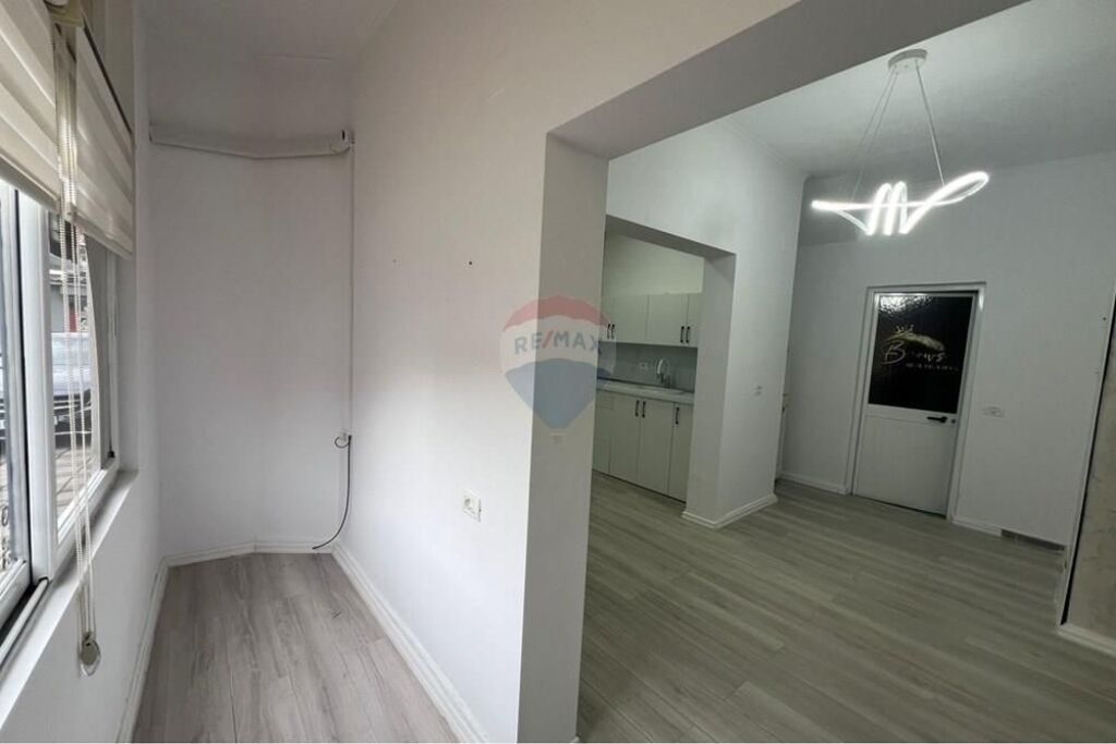 Jepet ambient me qira te Shkolla At Zef Pëllumbi !