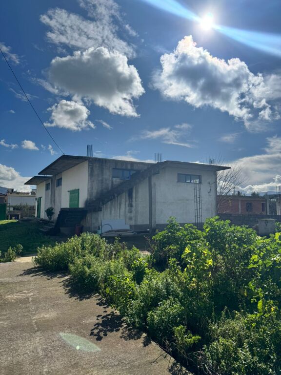 LAND + BUILDING FOR SALE IN AN EXCELLENT LOCATION!
