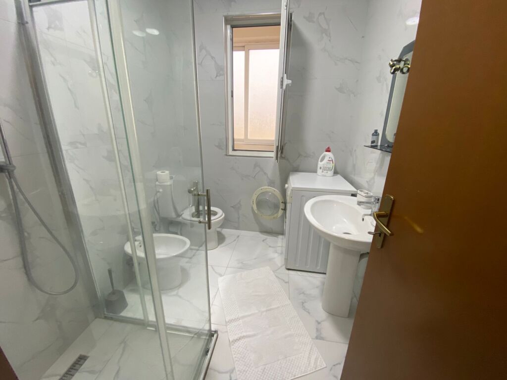 Jepet me qera 1+1 Dritan Hoxha te Logos mobiluar 550 eu