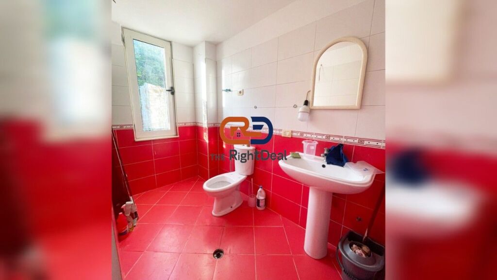 Ne Fresk ,Ne Rrugen Muhamet Deliu , Shitet Ambient Komercial Open Space !!!