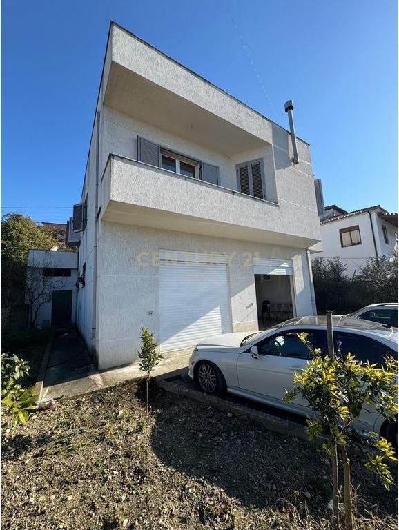 Vilë për qera – Arapaj, Durrës Pozicion strategjik pranë rrugës kryesore .