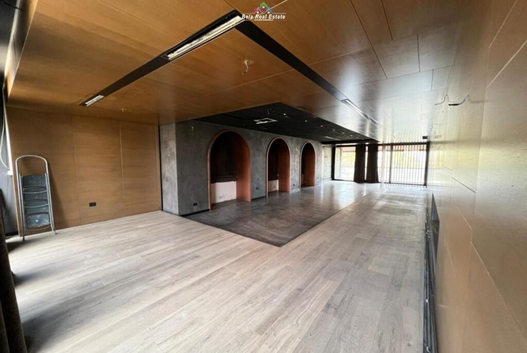 Zyre Me Qera Tek Stadiumi Dinamo (ID BZ2828) Tirane