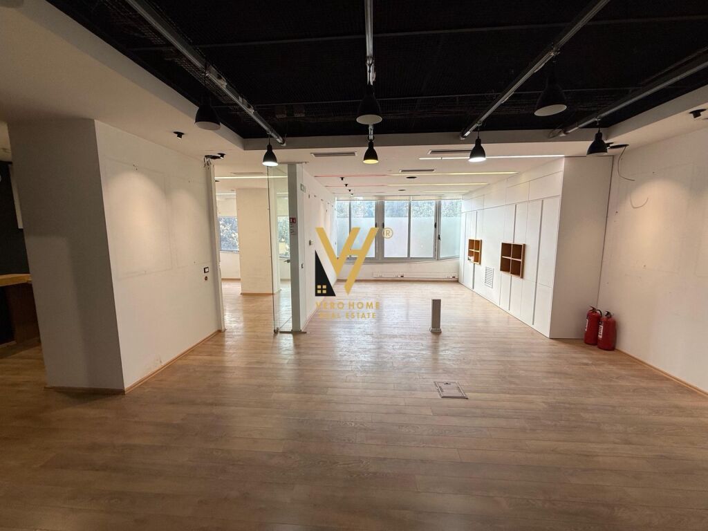 JEPET ZYRE 85 M2 ME QERA TE RRUGA ELBASANIT 1.100 EURO