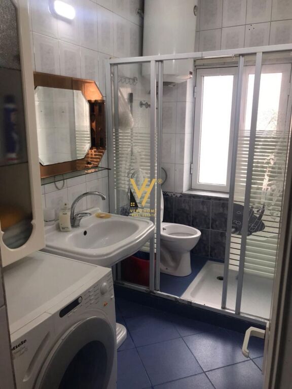 JEPET APARTAMENT 2+1 ME QIRA TE RRUGA E DIBRES 55.000 LEKE