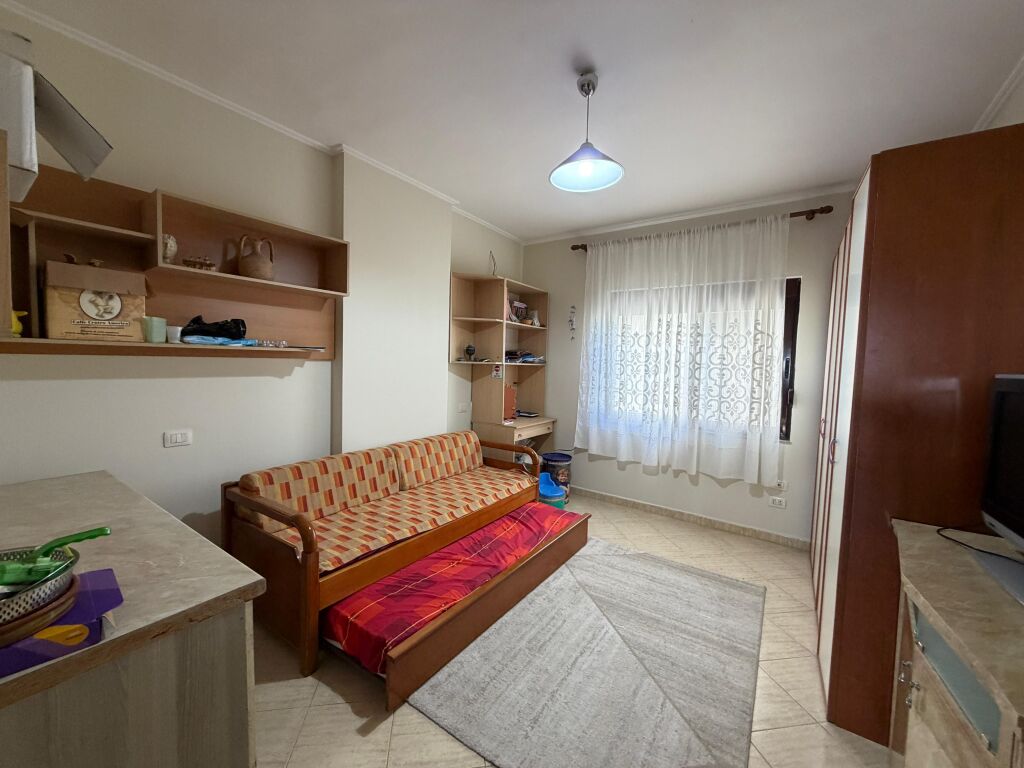 Apartament 2+1+2 Tualete me Qera prane ish rajonit te policise
