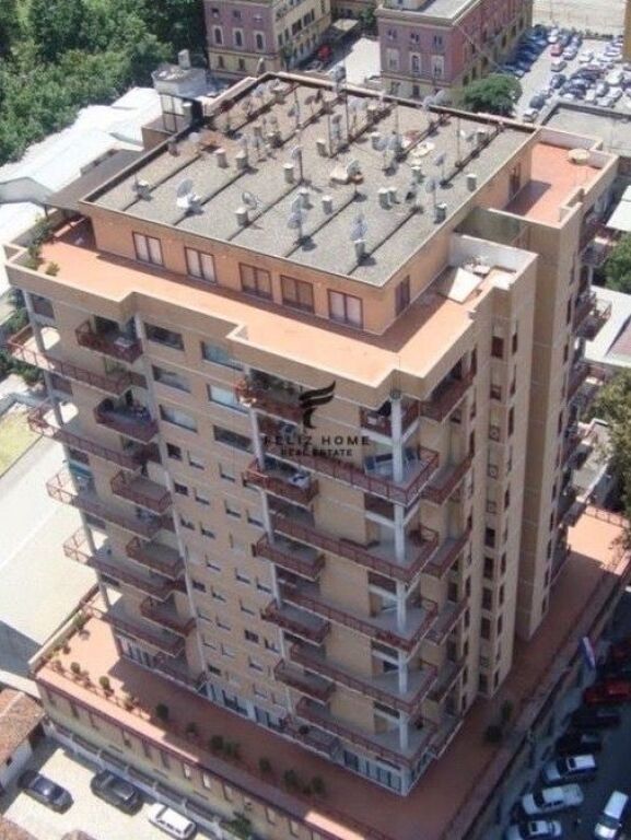 SHOP FOR SALE 28 M2 CENTER 157,000 EURO