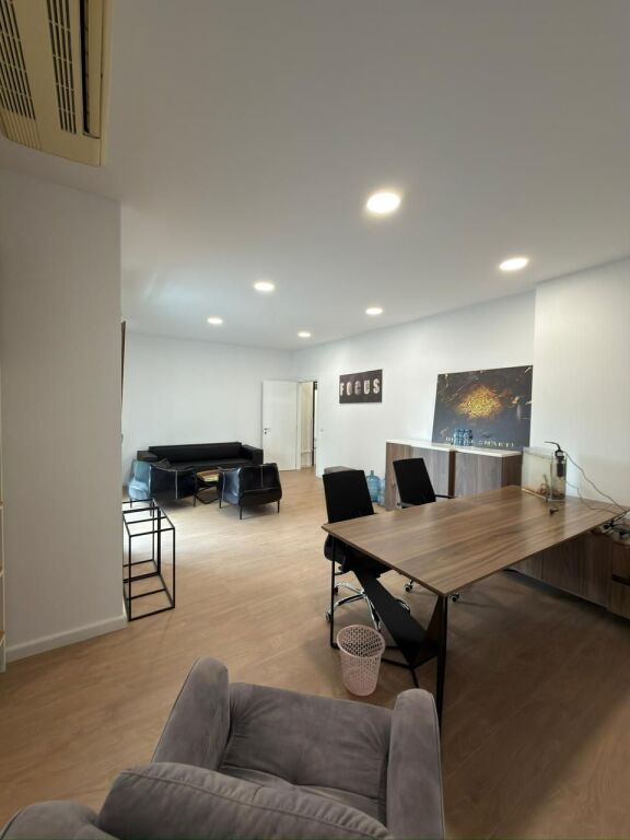 🏢 AMBIENT ZYRASH I MOBILUAR ME QIRA – DELIJORGJI