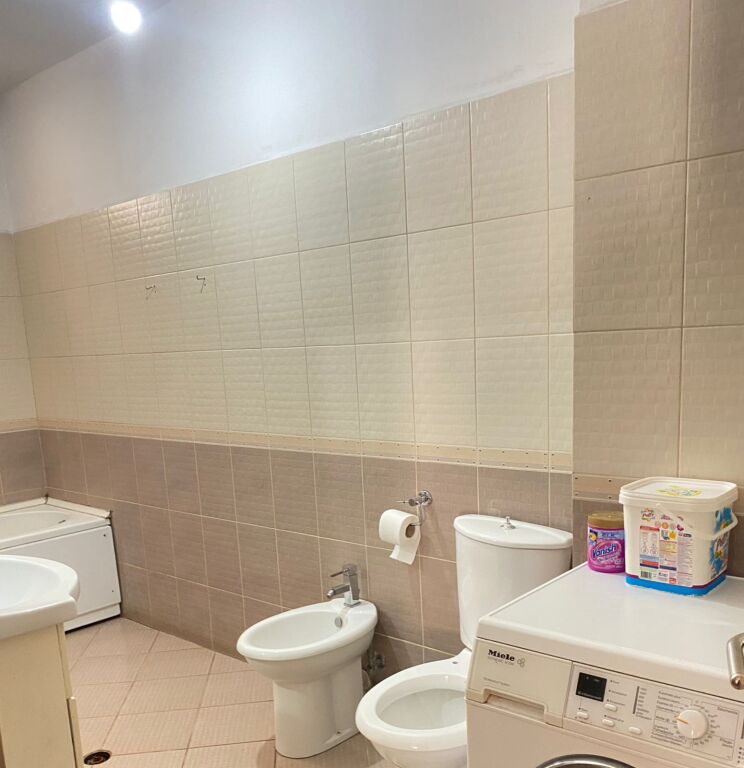 Shitet Apartament 2+1 + Verandë – Astir (tek Rrethi) !