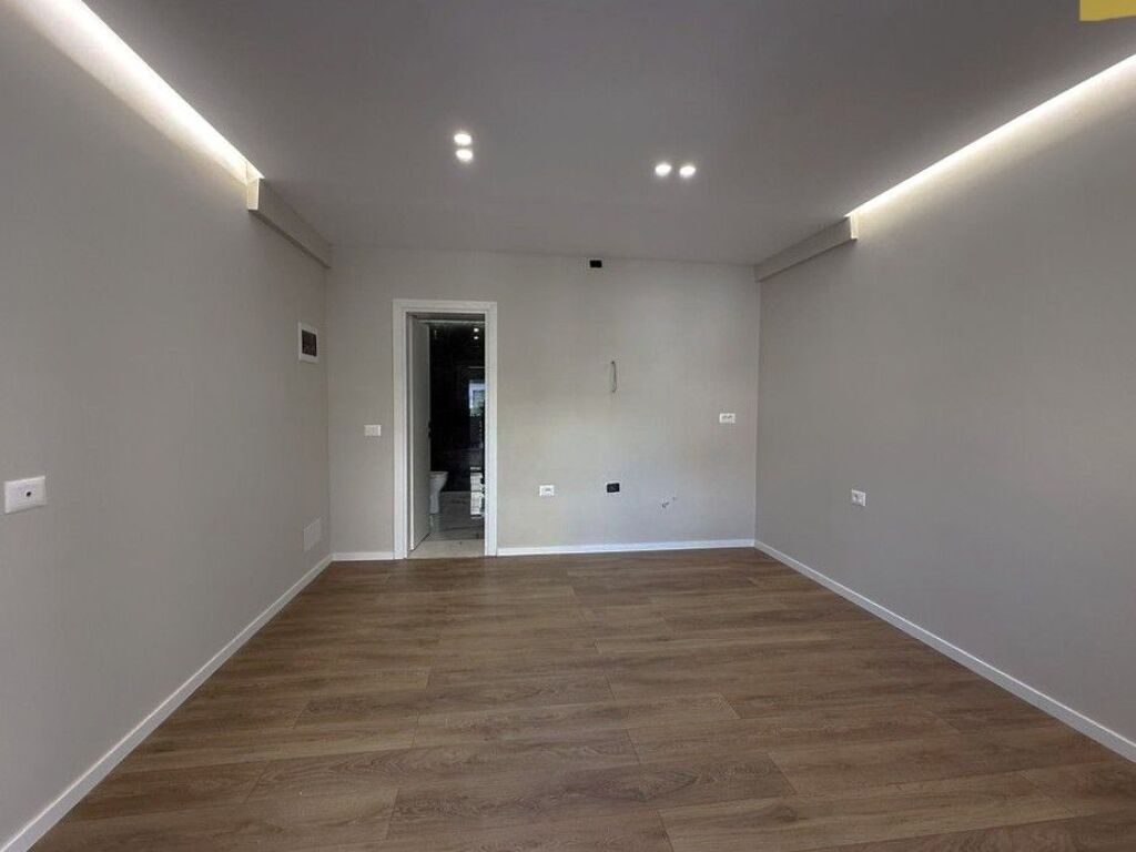 Shitet, Garsionere, Rruga e Elbasanit,Tirane