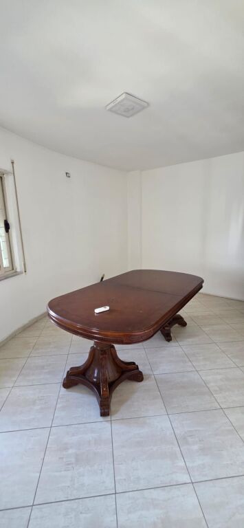 Jepet me qera 2+2 pjeserisht mobiluar te Treni 600 eu