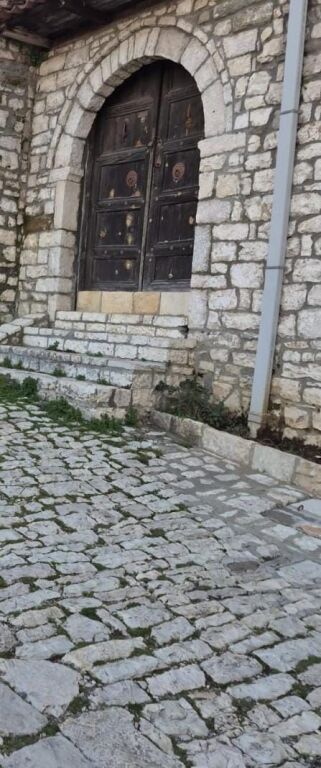 SHITET/QERA SHTËPI NË "KALA", BERAT