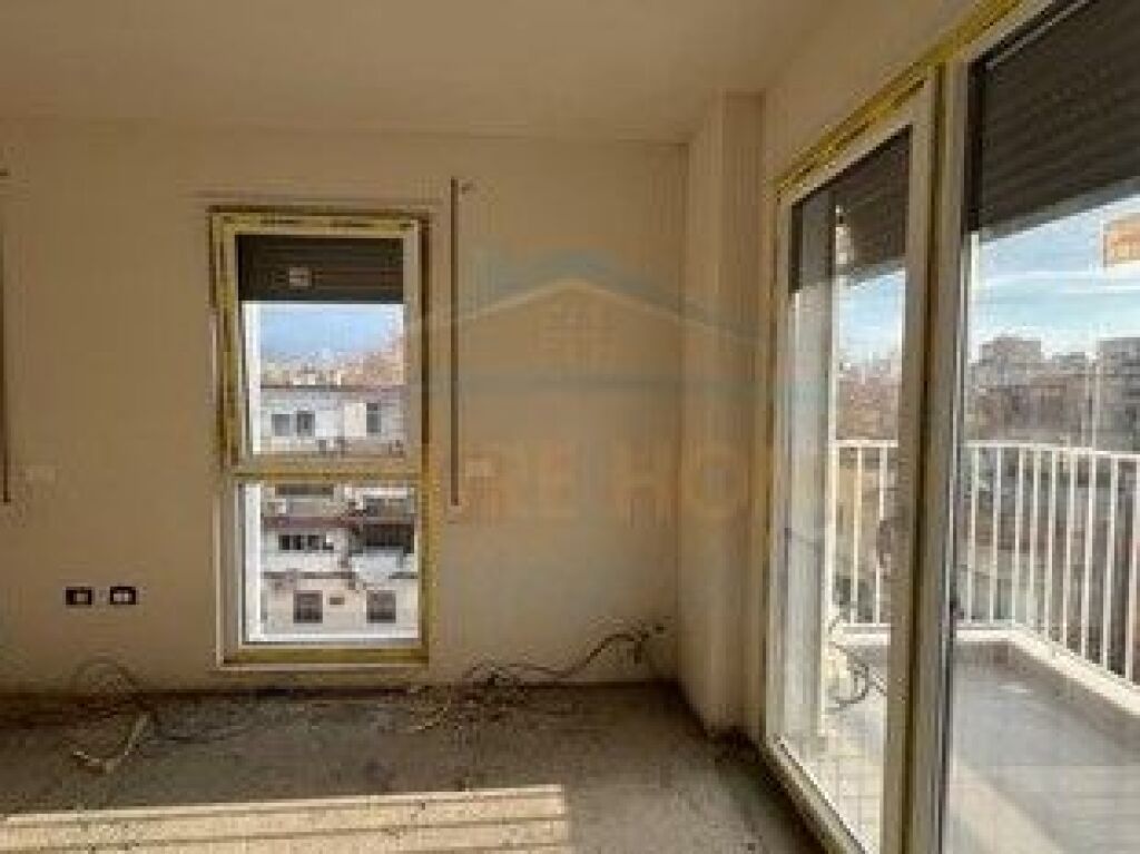 Shitet, Apartament 2+1+2, Xhamlliku, Tiranë.
