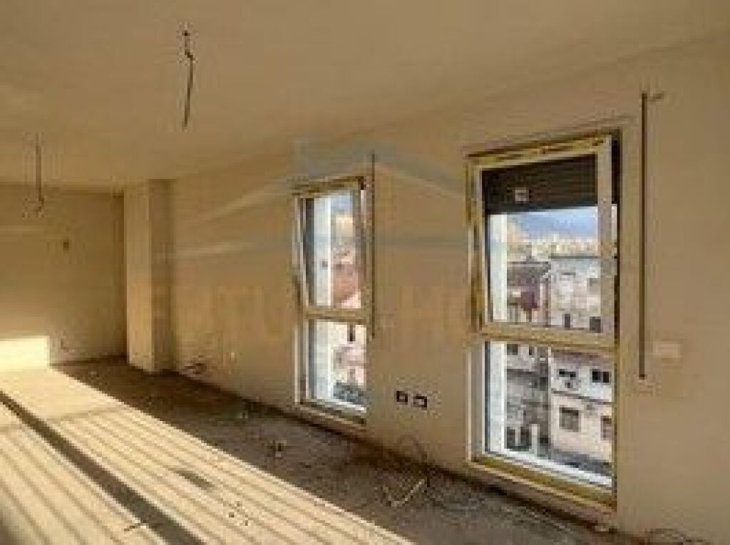 Shitet, Apartament 2+1+2, Xhamlliku, Tiranë.