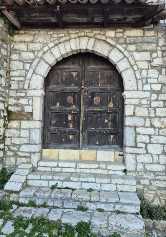 SHITET/QERA SHTËPI NË "KALA", BERAT