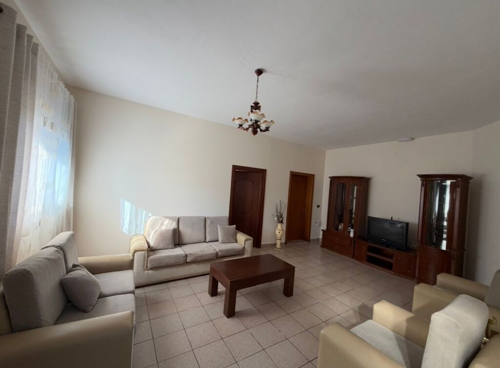 Tirane, villa 2+1 in affitto, 1° piano, 100 m², 450 € (Via Thoma Nasi, vicino all'Anello Est)
