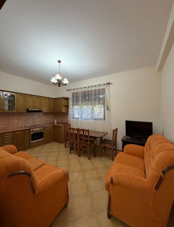 Tirane, villa 2+1 in affitto, 1° piano, 100 m², 450 € (Via Thoma Nasi, vicino all'Anello Est)
