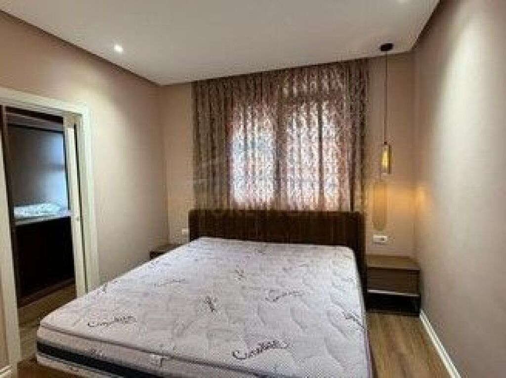 Qira, Apartament 2+1+2, Sheshi Willson, Tiranë.