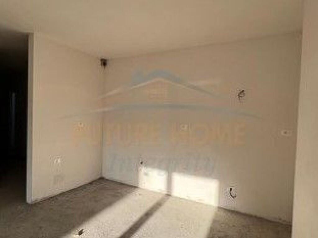 Shitet, Apartament 2+1+2, Xhamlliku, Tiranë.