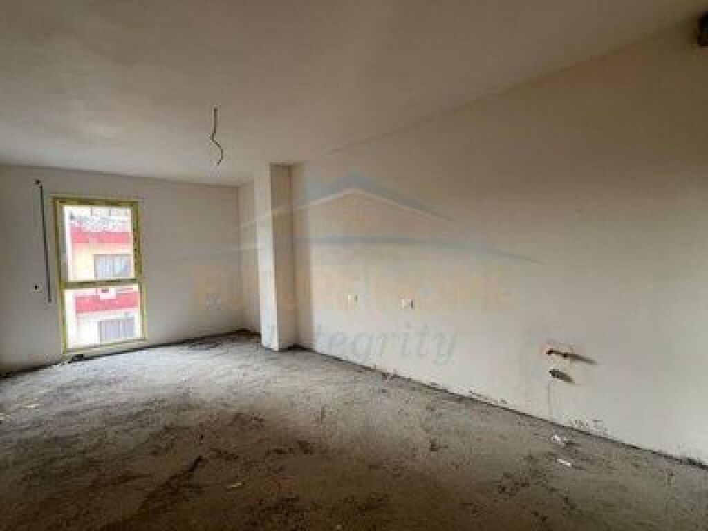 Shitet, Apartament 2+1+2, Xhamlliku, Tiranë.