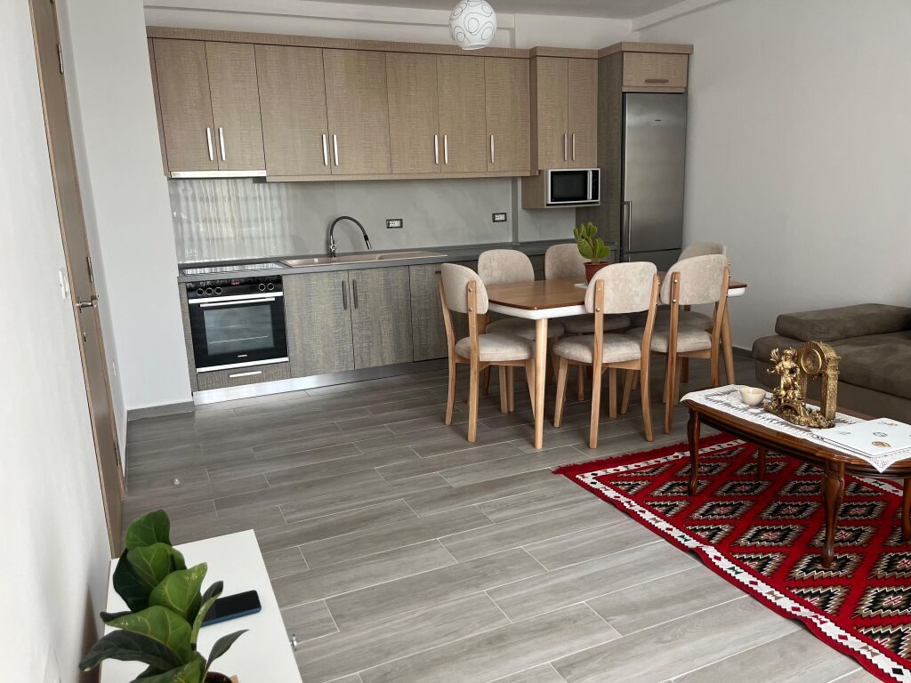 Apartament 3+1+2 per qera rruga 5 maji