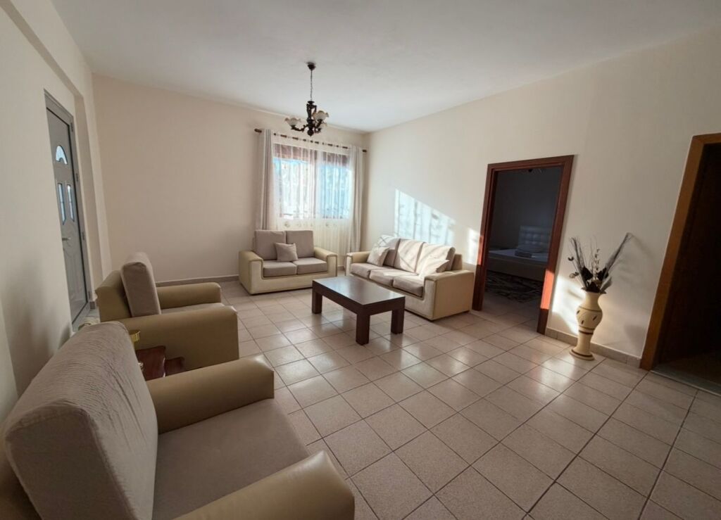 Tirane, villa 2+1 in affitto, 1° piano, 100 m², 450 € (Via Thoma Nasi, vicino all'Anello Est)
