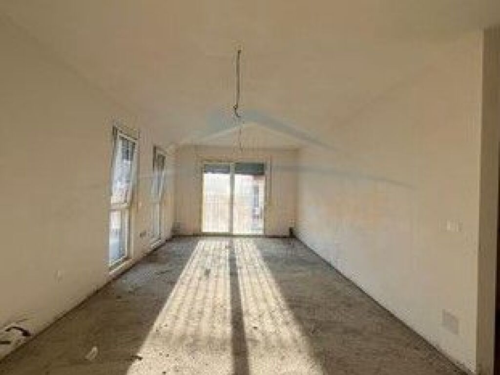 Shitet, Apartament 2+1+2, Xhamlliku, Tiranë.