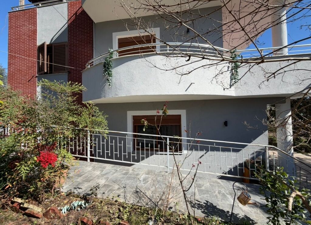 Tirane, villa 2+1 in affitto, 1° piano, 100 m², 450 € (Via Thoma Nasi, vicino all'Anello Est)
