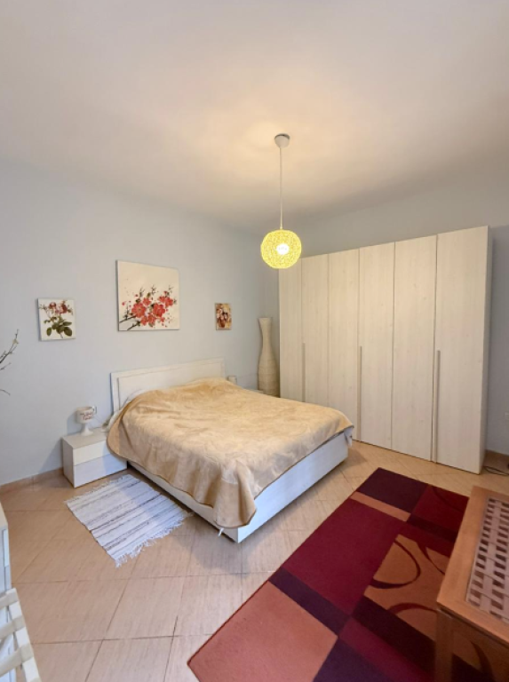 🏡 SHTËPI PRIVATE ME QIRA – TEK PAZARI I RI