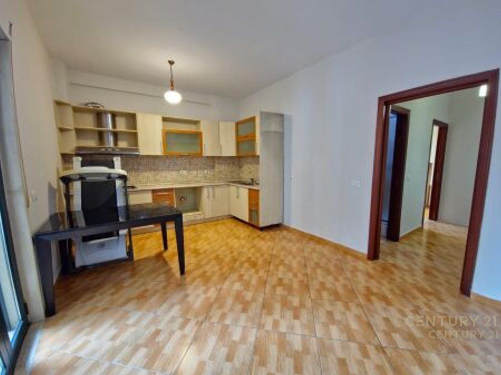 Zyre me Qira tek Galeria 17 Nentori 500 € /Muaj