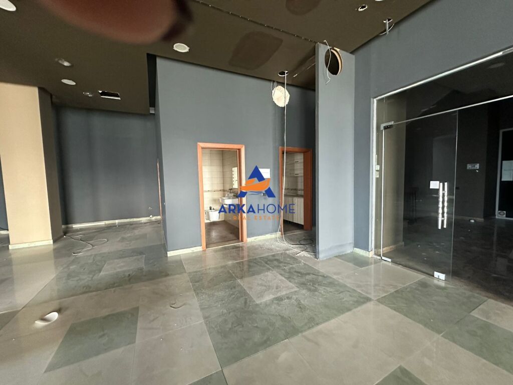 JEPET AMBIENT BIZNESI ME QERA 750M2 " PRANE QTU" 3000 EURO